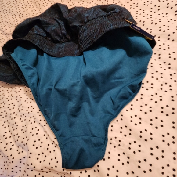 NWT..women's shorts - Picture 7 of 8